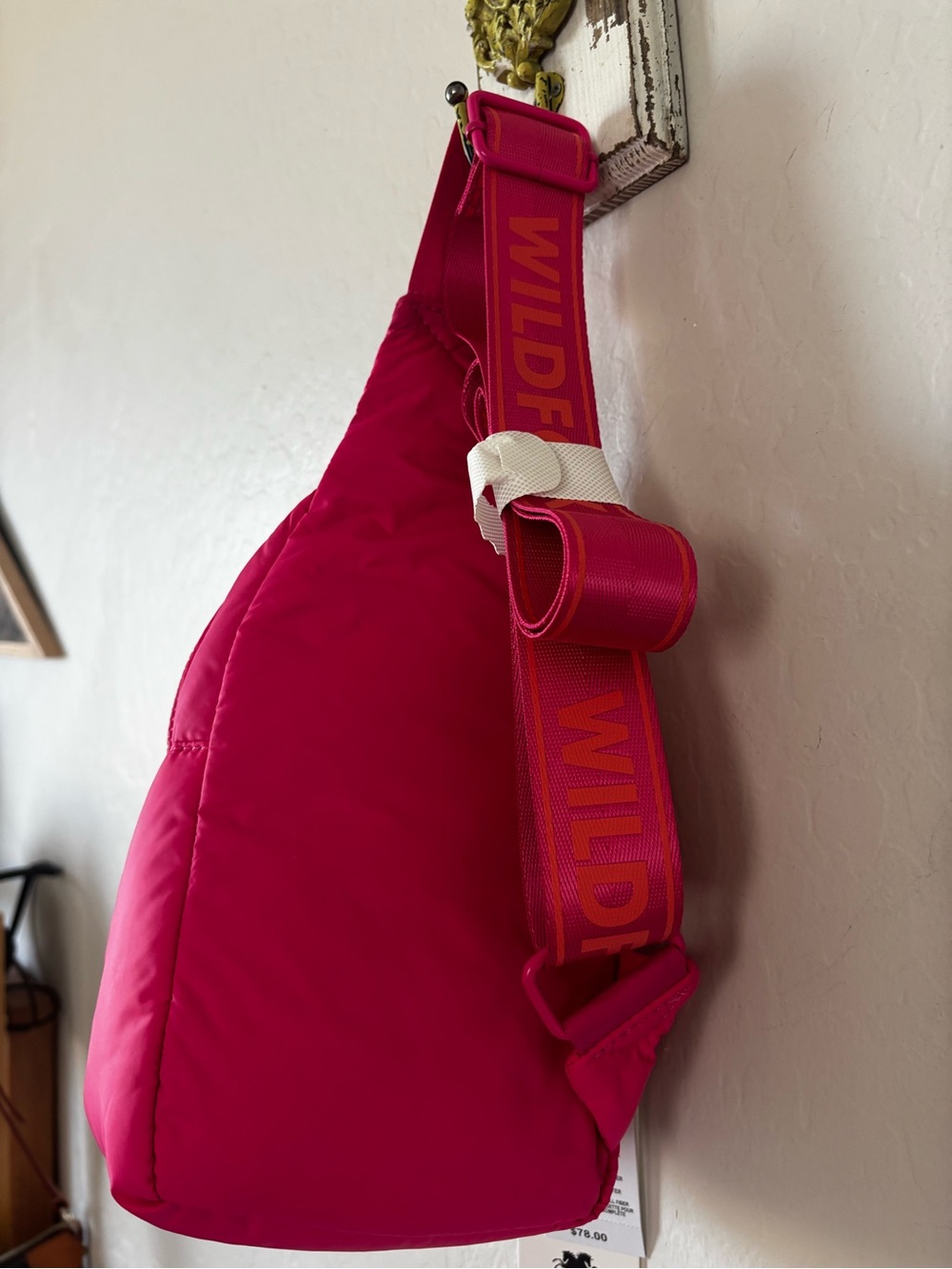 Wildfox NWT Fuchsia Sling Bag with logo adjustable guitar strap - Picture 4 of 6